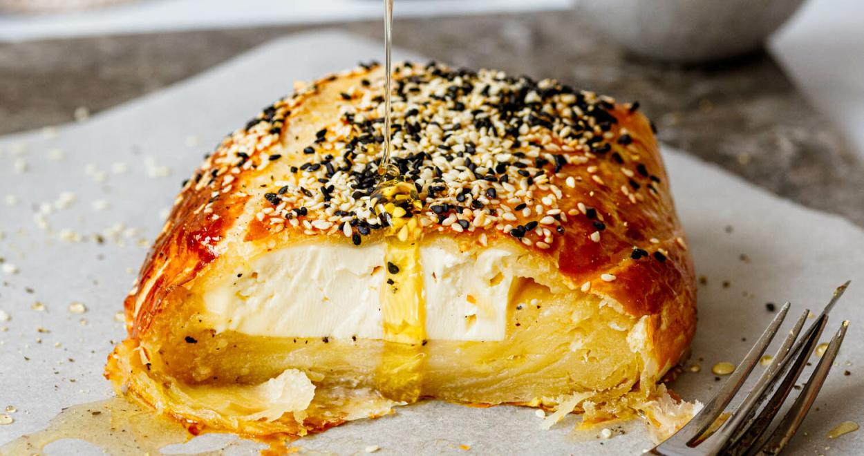Gebackener Feta mit Honig in Blätterteig