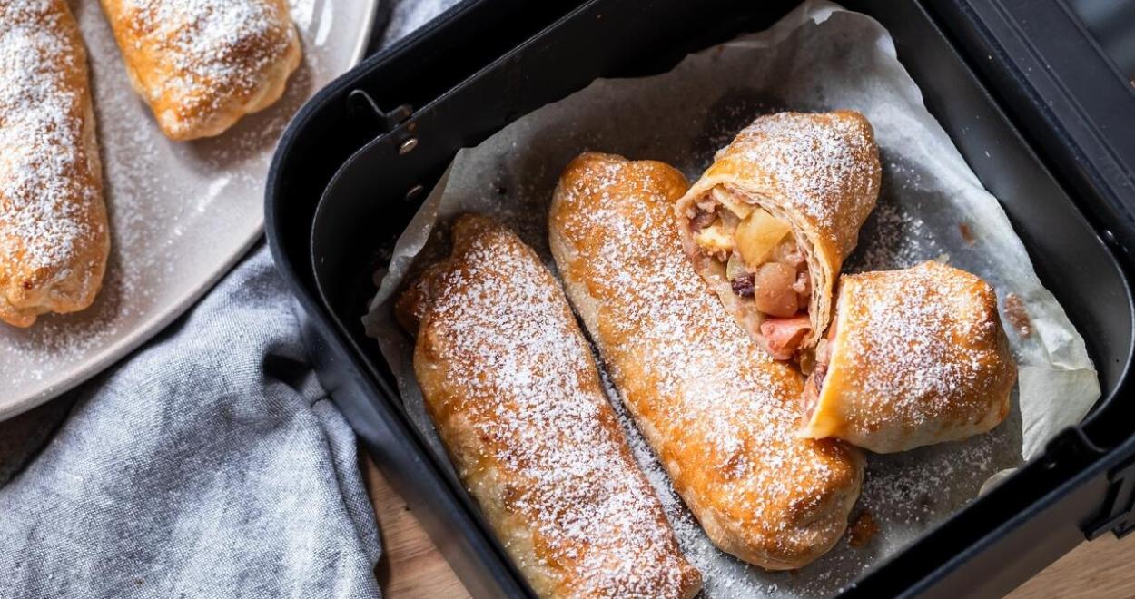 Rollen aus Blätterteig mit Apfel-Füllung im Airfryer mit Puderzucker