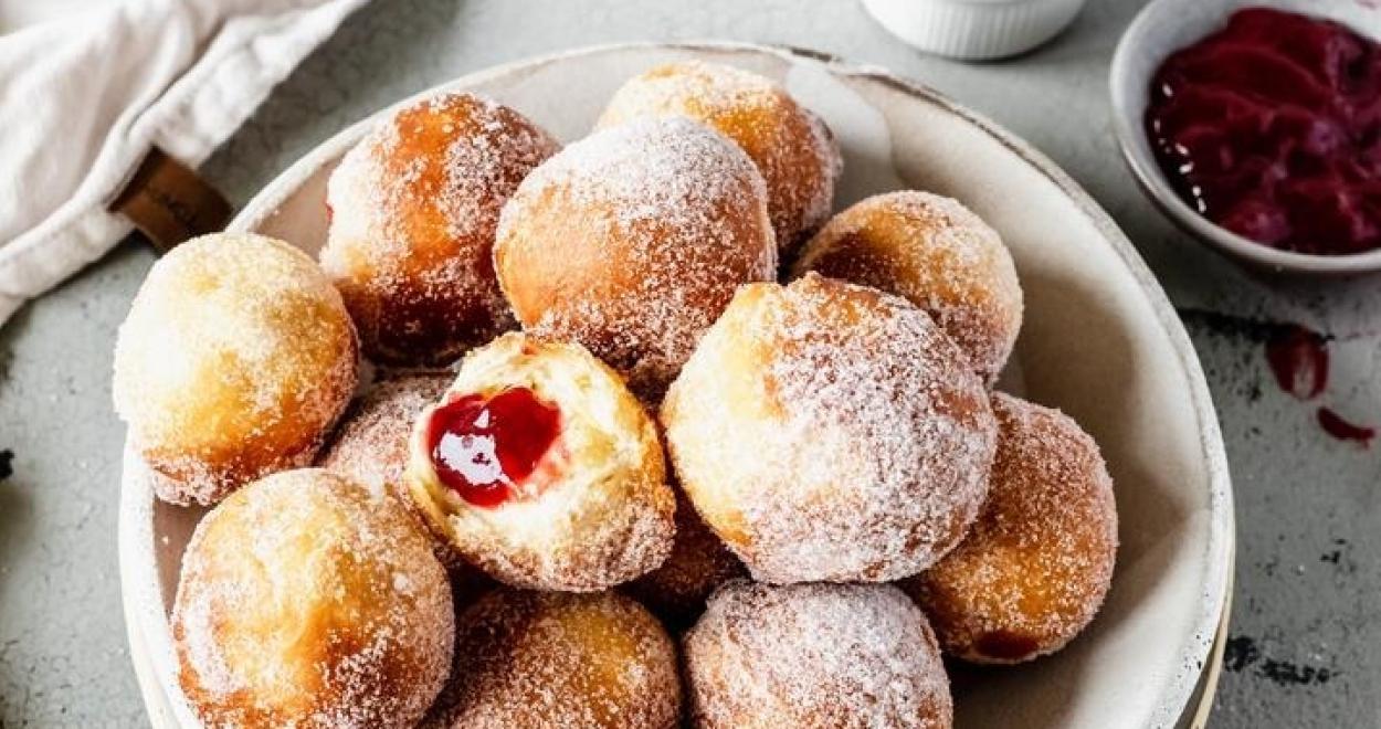 Ein Teller voller Mini-Berliner gefüllt mit Marmelade