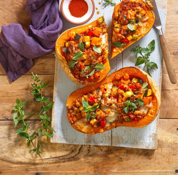 Gebackener Butternutkürbis mit Gemüse-Hack-Füllung