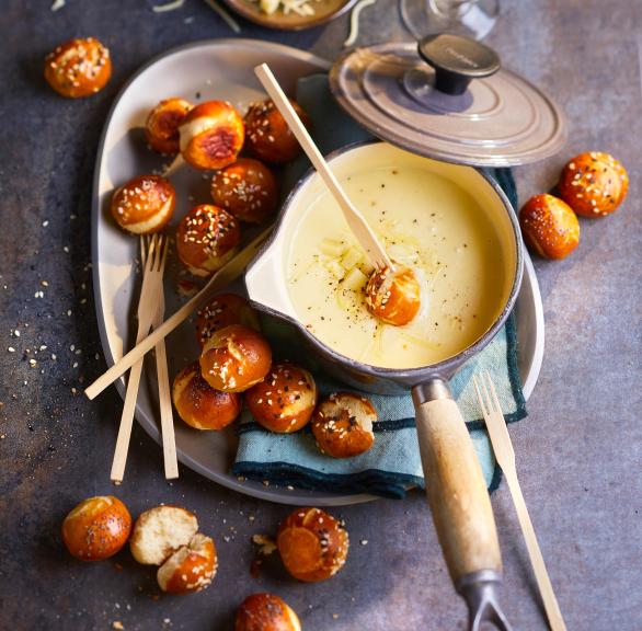 Käsefondue mit Laugenkonfekt