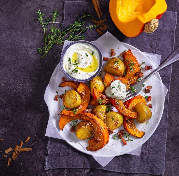 Knusprige Kürbis-Kartoffel-Wedges mit Whipped Feta