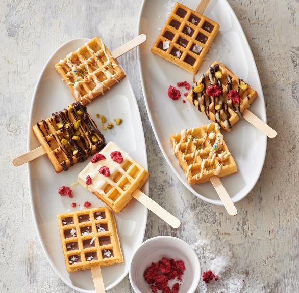 Süße Waffeln am Stiel mit Schokolade und Himbeeren