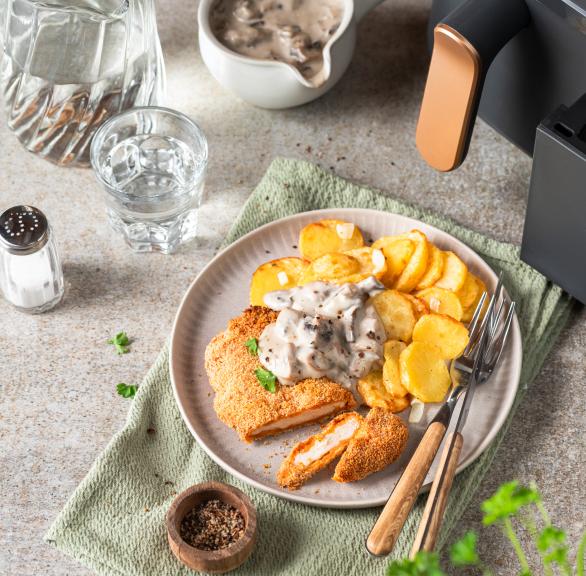 Schnitzel mit Bratkartoffeln und Pilz-Rahmsoße