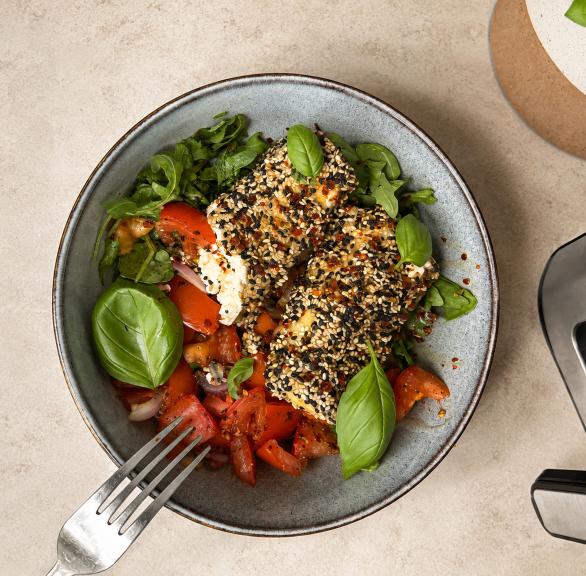 Sesam Feta auf lauwarmen Tomatensalat