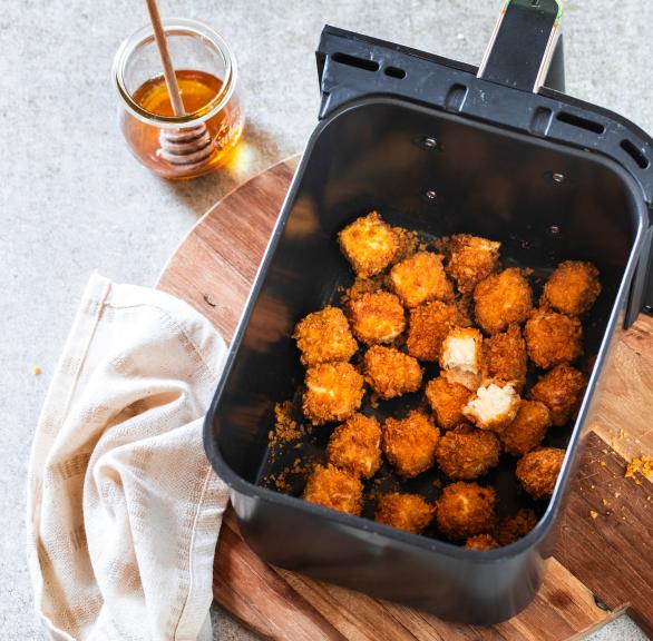 Gebackene Feta-Würfel in Cornflakes-Panade aus der Heißluftfritteuse