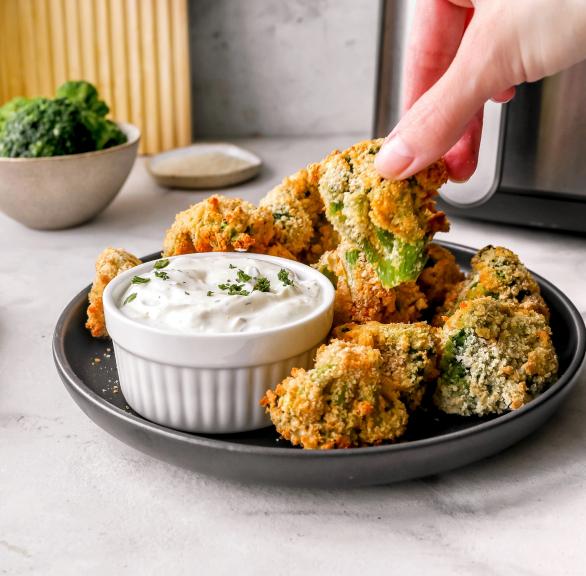 Brokkoli Bites mit Quark-Dip