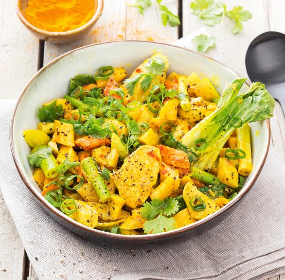 Indisches Curry Rezept mit Hähnchen in einer hellen Schüssel.