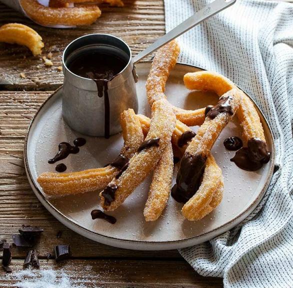 Knusprige Churros mit Schokosauce
