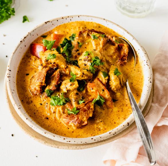 Cremige Hähnchen-Käse-Suppe in einem tiefen Teller.