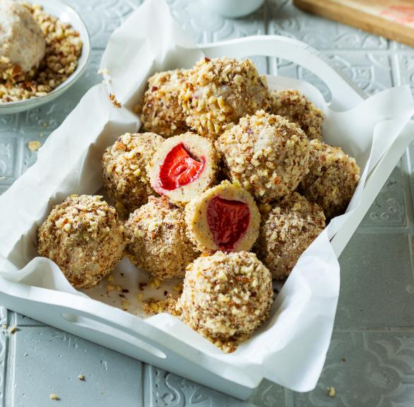 Erdbeer-Nuss-Bällchen in einem Körbchen.
