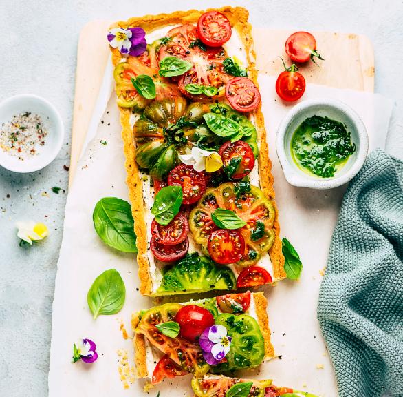 Tomaten-Tarte mit bunten Tomaten und Basilikum ganiert