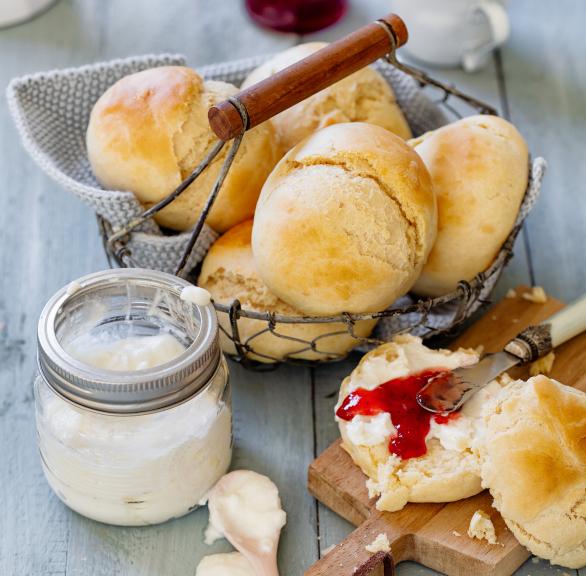 Schnelle Joghurtbrötchen aus dem AirFryer mit Marmelade