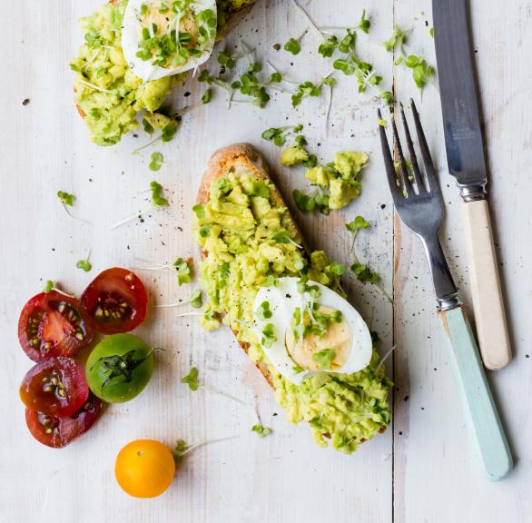Avocadotoast mit Ei