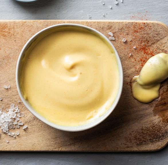 Selbstgemachte Mayonnaise in einem Schälchen.