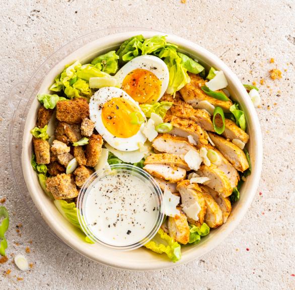 Caesar Salad mit Hähnchenbrust und gekochtem Ei