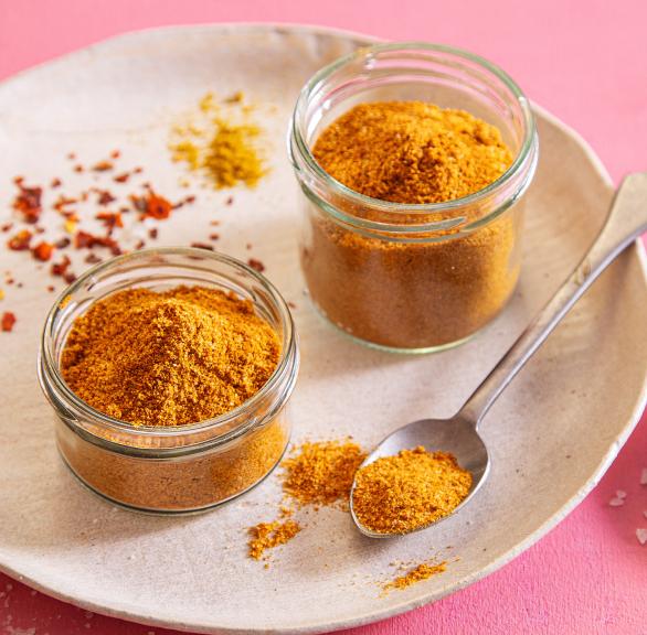 Hähnchengewürz in zwei kleinen Glasschälchen.