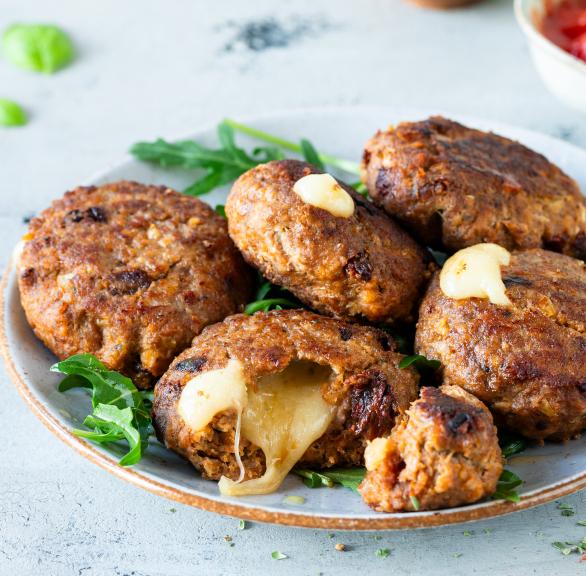 Saftige Frikadellen gefüllt mit Mozzarella