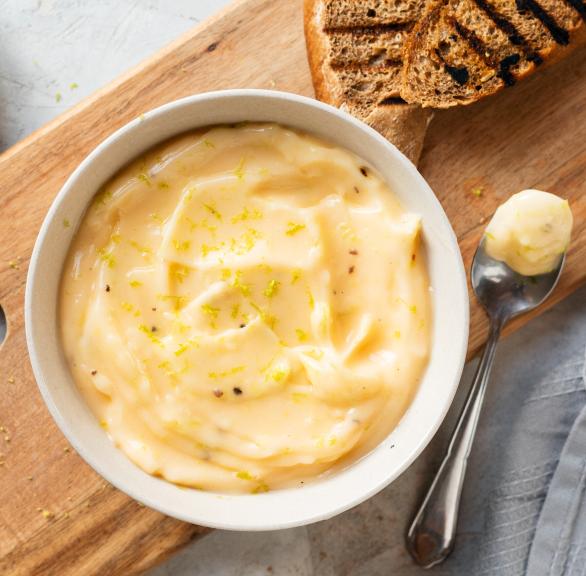 Limetten-Aioli in einem Schälchen.