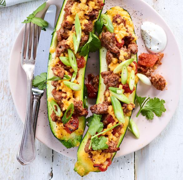 Mit Bolognese gefüllte Zucchini