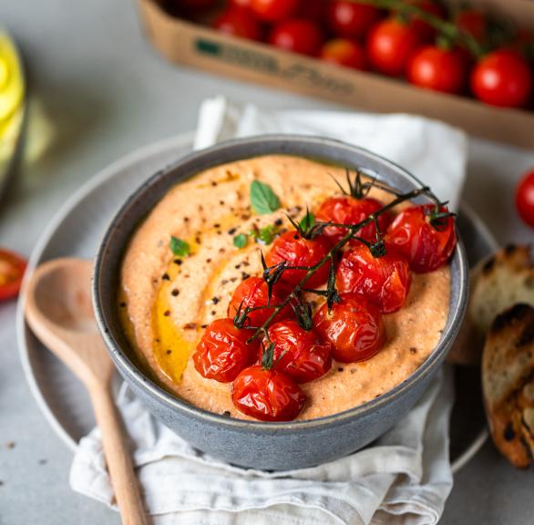 Tomaten Dip aus gerösteten Tomaten in einer Schüssel.