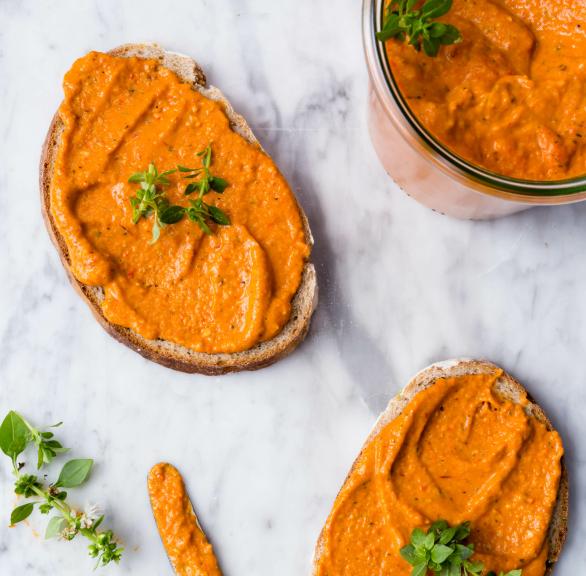 Paprika Pesto auf zwei Brotscheiben verstrichen.