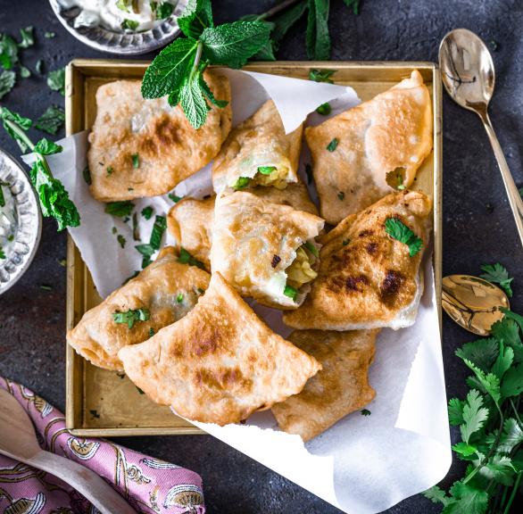 Samosas mit vegetarischer Füllung und Minz-Joghurt