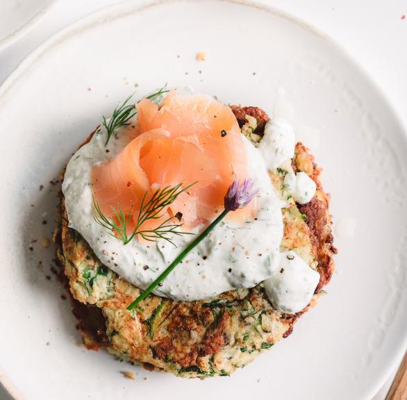 Zucchini-Puffer mit Lachs und Meerrettichcreme