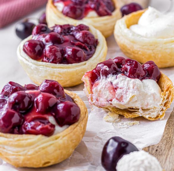 Blätterteig-Cups mit „Raffaello"-Creme und Kirschen
