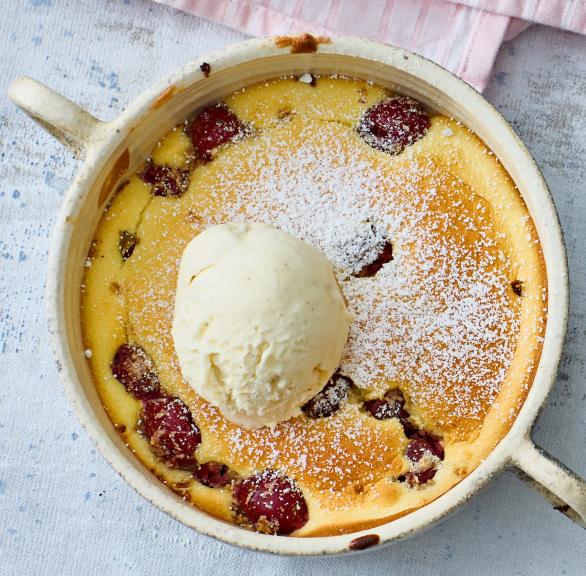 Kirschen-Clafoutis mit Vanilleeis