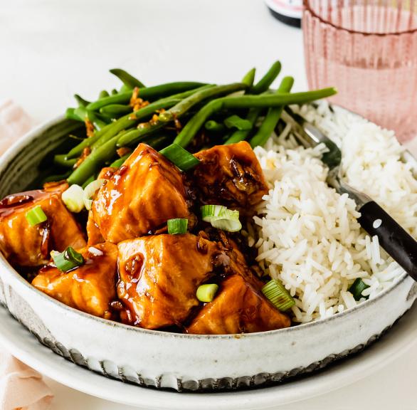 Teriyaki-Lachswürfel mit Reis und grünen Bohnen