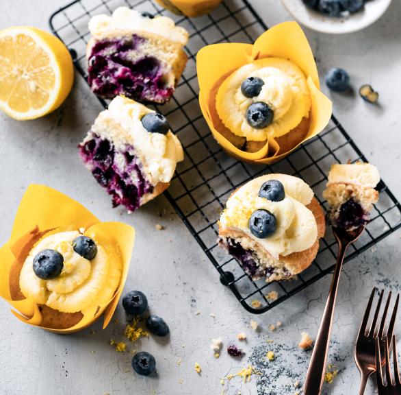 Zitronen-Cupcakes mit Blaubeeren und Frosting