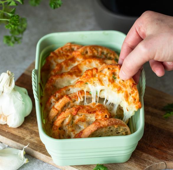 Knoblauch-Käse-Crumpets in einer Backform vor einer Heißluftfritteuse