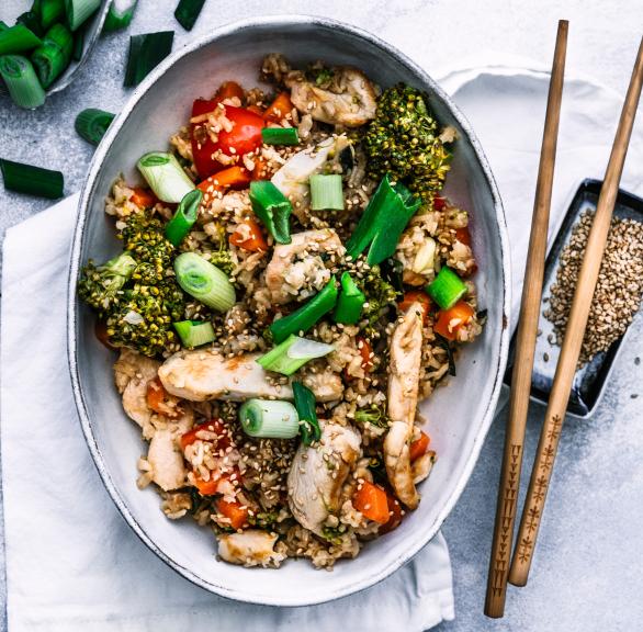 Asiatischer Bratreis mit Gemüse und Hähnchen