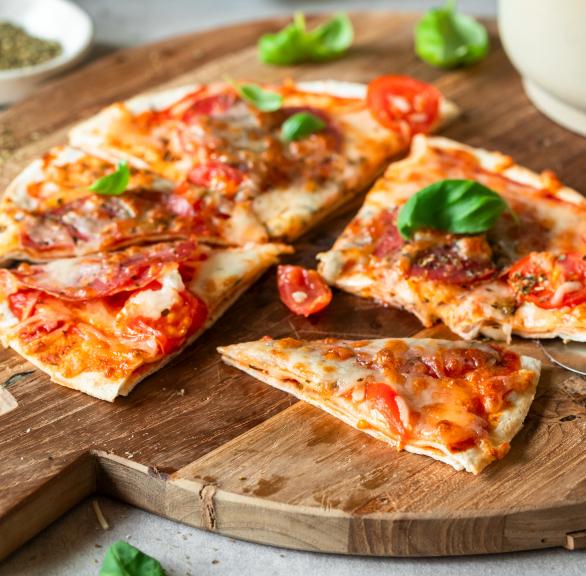 Wrap Pizza mit Salami auf einem Holzbrett