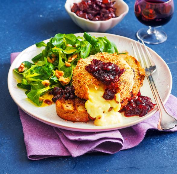 Gebackener Camembert mit Cranberry-Chutney und Feldsalat