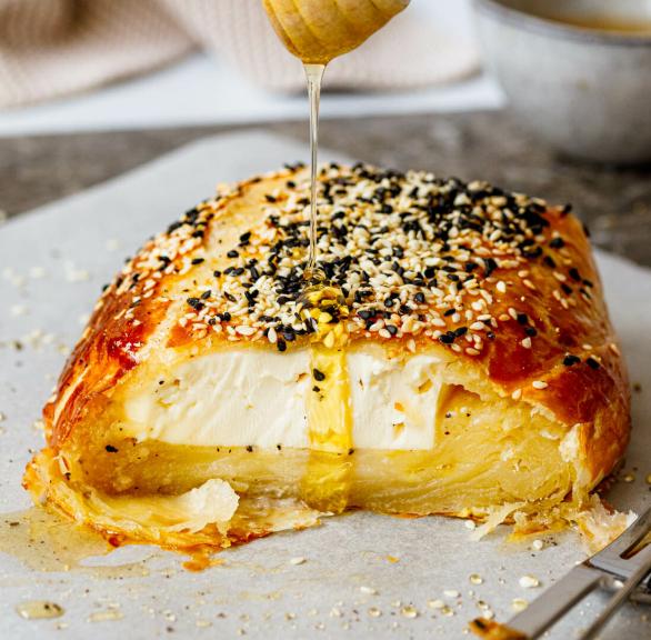 Gebackener Feta mit Honig in Blätterteig