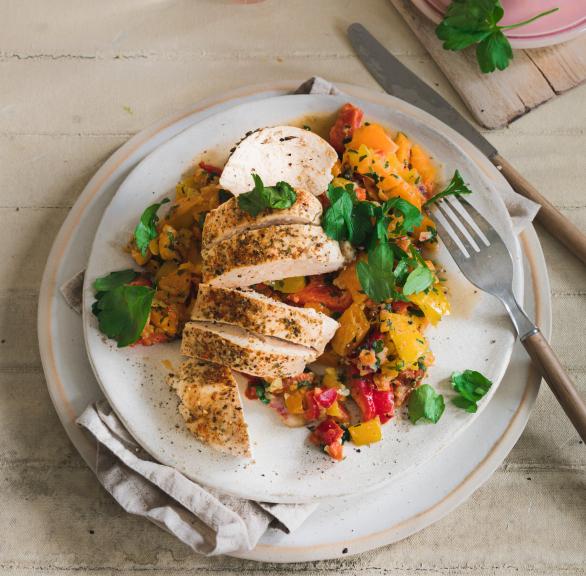 Hähnchenbrustfilets mit Paprikasalat
