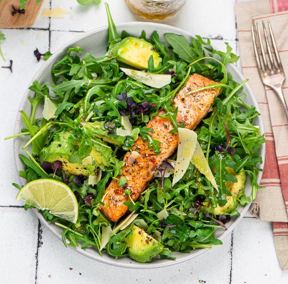 Lachs aus dem Ofen auf Avocado-Rucola-Salat