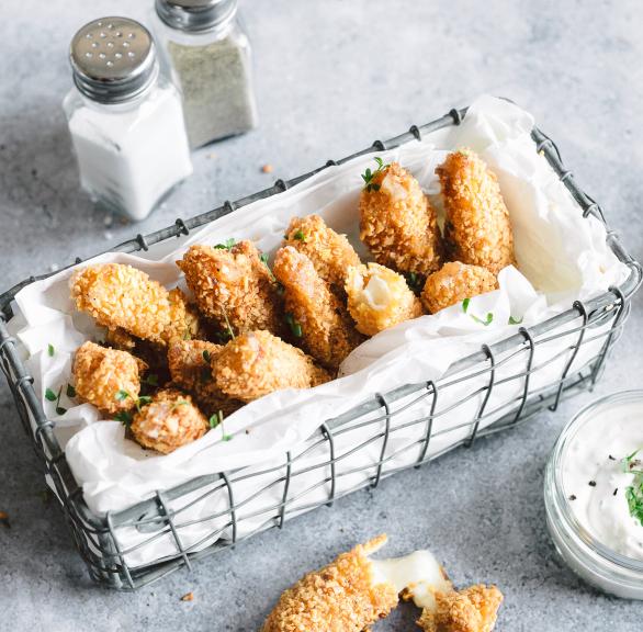 Mozzarella Sticks mit Kräuterdip