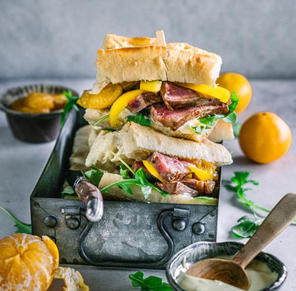 Steak-Sandwich mit Mandarinenchutney