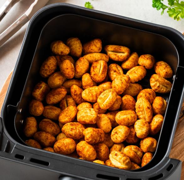 Gewürzte Gnocchi im Garkorb einer Heißluftfritteuse