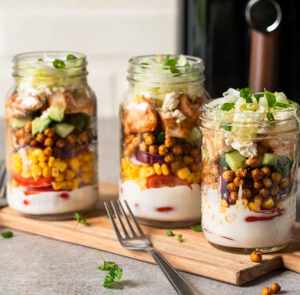 Knuspriger Chicken-Ranch-Salat im Glas
