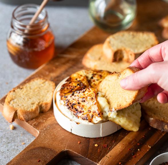 Camembert mit Knoblauch und Honig
