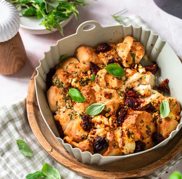 Mediterranes Zupfbrot mit Feta und getrockneten Tomaten 
