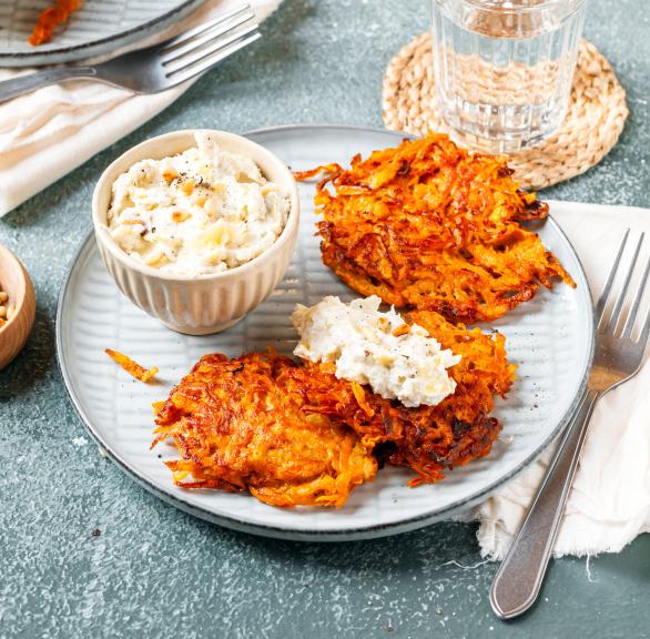 Heißluftfrittierte Süßkartoffelpuffer angerichtet mit Dip auf einem Teller