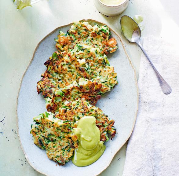 Heißluftfrittierte Zucchinipuffer angerichtet auf einem Teller