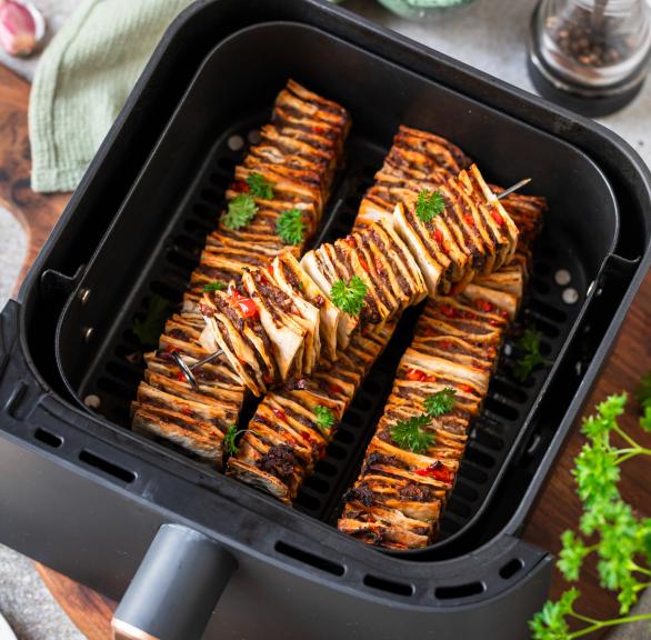 Kebab-Wrap-Spieße in der Schublade einer Heißluftfritteuse