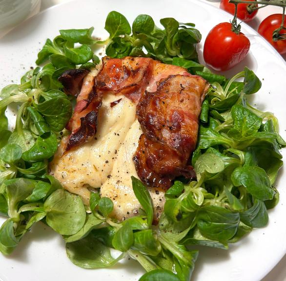 Tomate-Mozzarella im Bacon-Mantel