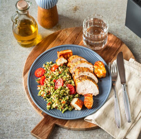 Brokkolisalat mit Hähnchen und Grillkäse aus dem Airfryer